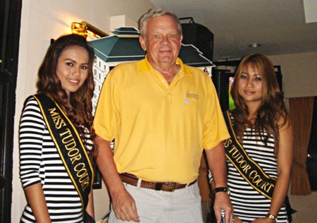 PAGS monthly tournament B Flight winner and day’s top scorer Jan Silvandersson, center.